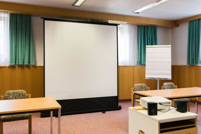 Seminar mit Flipchart, Beamer und Leinwand